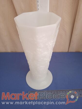 Old milkglass vase. - 1.Лимассола, Лимассол